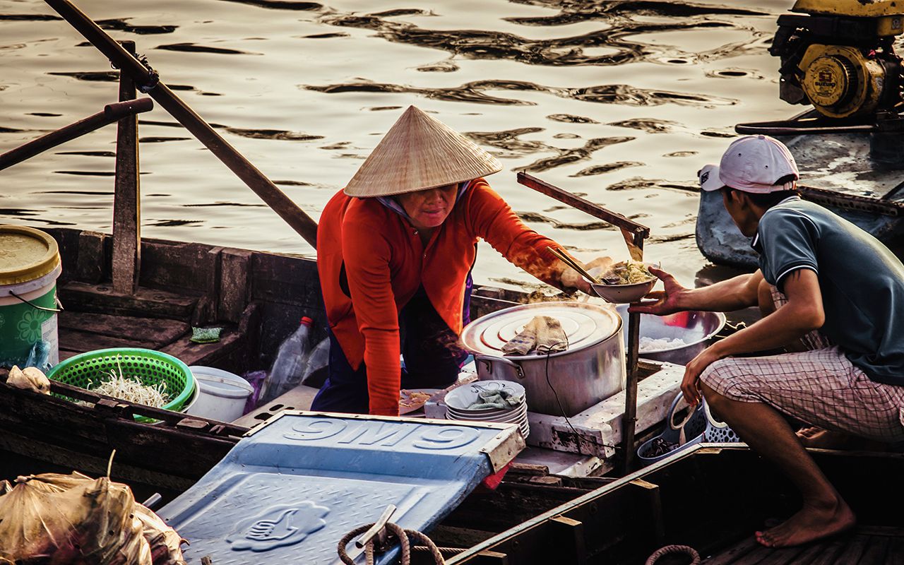 Trải nghiệm cảm giác ăn sáng bồng bềnh trên sông chợ nổi Phong Điền