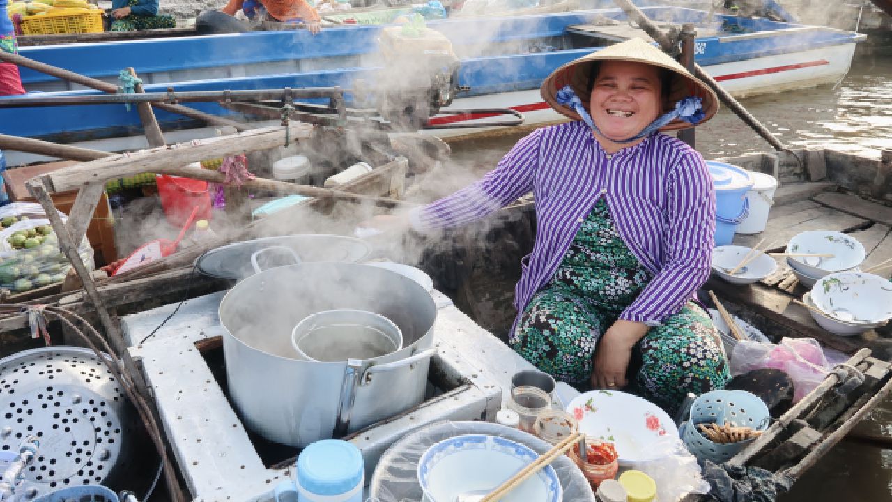 Ăn sáng ở chợ nổi Phong Điền