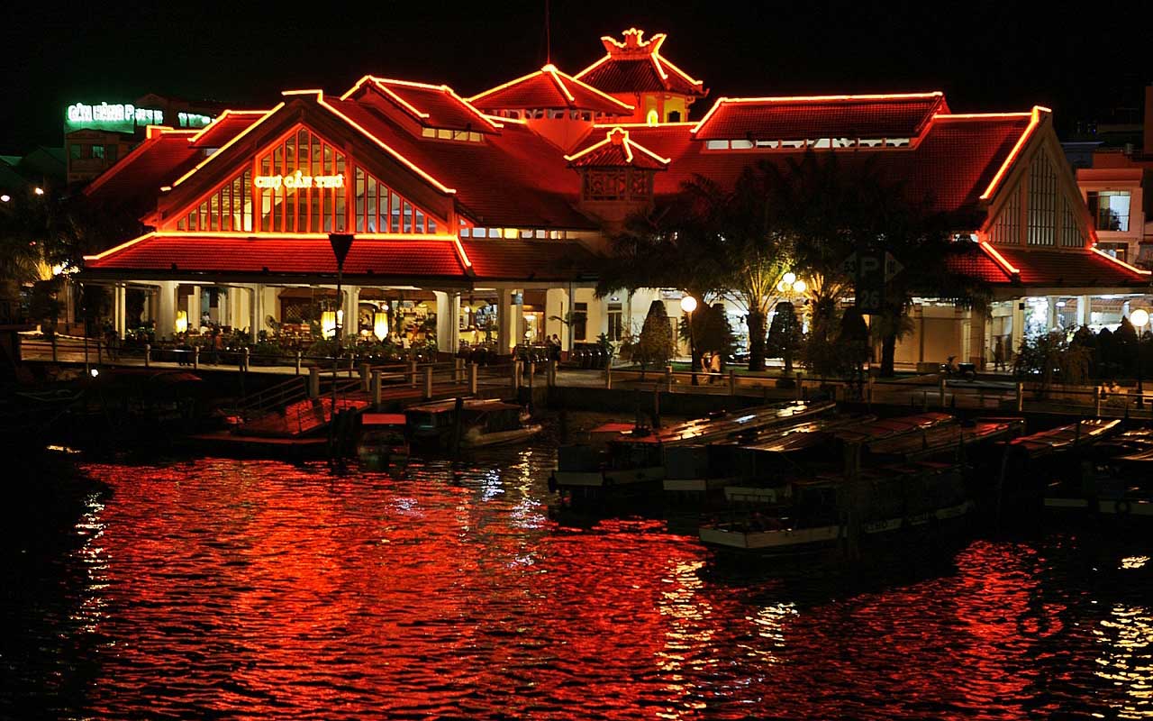 Hình ảnh chợ Cần Thơ về đêm nhìn từ sông Cần Thơ