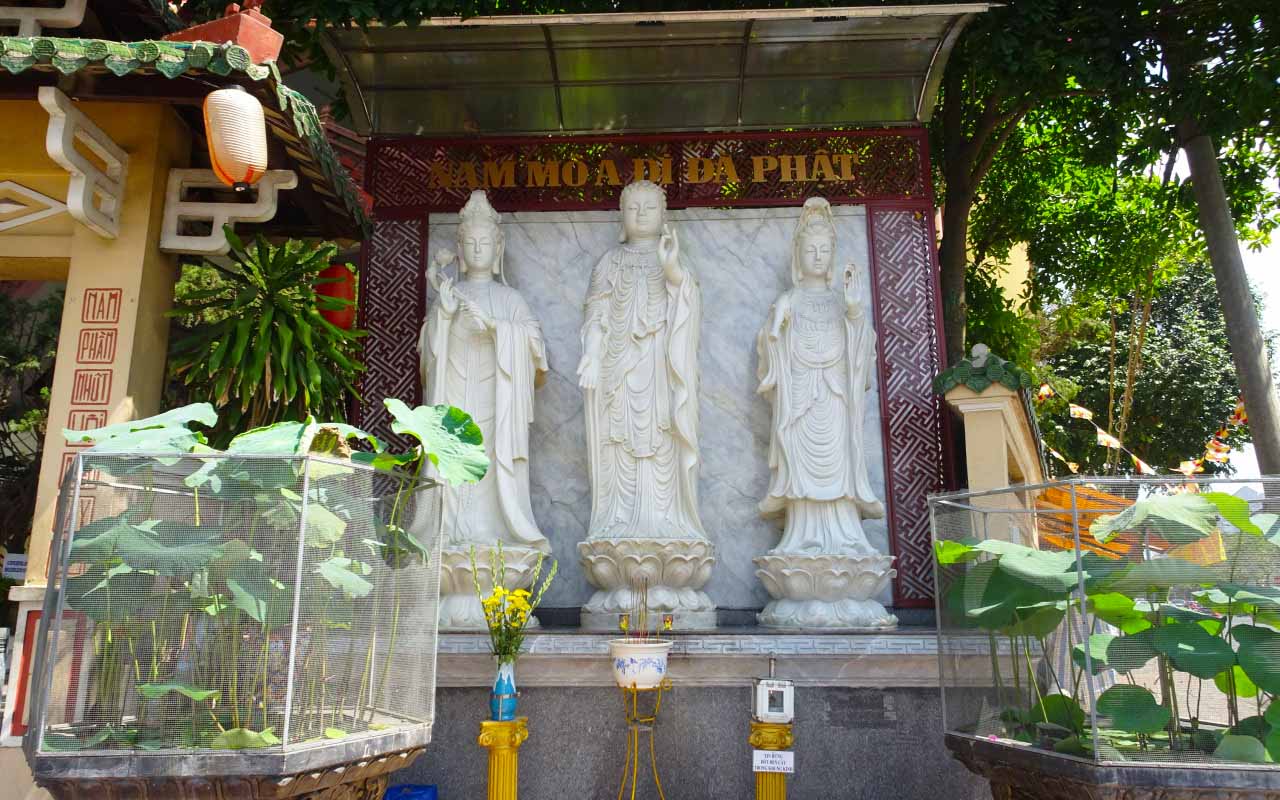 Tượng Phật tại cổng tam quan của chùa